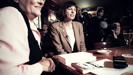 Pascale Roze, apr&egrave;s avoir re&ccedil;u le prix Goncourt pour Le Chasseur Z&eacute;ro&nbsp;(Albin Michel), le 11 novembre 1996 &agrave; Paris. (ROUSSIER / SIPA)