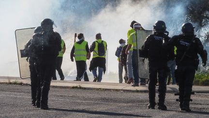 Des "gilets jaunes" et des policiers au Boulou, le 22 décembre 2018. (RAYMOND ROIG / AFP)