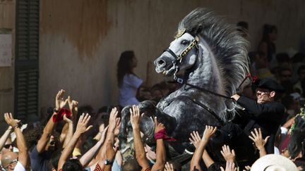 D&eacute;fil&eacute; de cavaliers lors de la traditionnelle f&ecirc;te de Saint-Jean &agrave; Ciutadella (Minorque), le 23 juin 2012. (JAIME REINA / AFP)