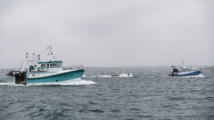 Des bateaux de pêche français rentrent au port après une manifestation dans les eaux de Jersey, le 6 mai 2021. (SAMEER AL-DOUMY / AFP)