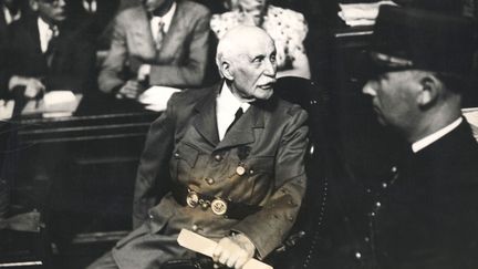 Le maréchal Pétain lors de son procès devant la Haute Cour de Justice, en août 1945.&nbsp; (PHOTOSVINTAGES/AFP)