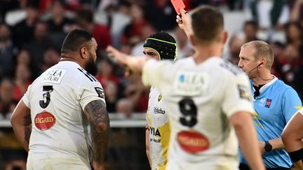 L'arbitre distribue un carton rouge lors d'un match de rugby entre La Rochelle et Toulouse, le 21 juin 2024. (CHRISTOPHE ARCHAMBAULT / AFP)