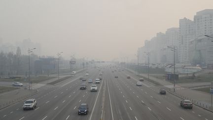 La capitale ukrainienne, Kiev, plongée dans une épaisse fumée liée notamment aux incendies de forêt dans la région de Tchernobyl, le 17 avril 2020. (MAXPPP)