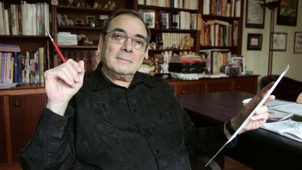 Le&nbsp;dessinateur Gotlib dans son bureau, le 4 mai 2005, au Vésinet, près de Paris.  (FRANCOIS GUILLOT / AFP)