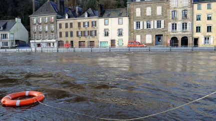 Une bou&eacute;e de la s&eacute;curit&eacute; civile flotte sur la La&iuml;ta en crue, le 3 janvier 2014, &agrave; Quimperl&eacute; (Finist&egrave;re). (FRED TANNEAU / AFP)