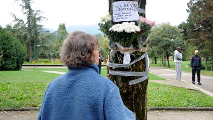 Une habitante d'Echirolles (Is&egrave;re) venue rendre hommage &agrave; Sofiane et K&eacute;vin, le 30 septembre 2012.&nbsp; (JEAN-PIERRE CLATOT / AFP)