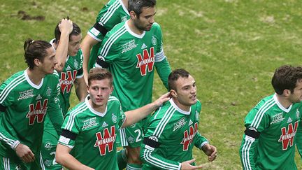 Yohan Mollo félicité par les autres joueurs de Saint-Etienne (FRANCOIS NASCIMBENI / AFP)