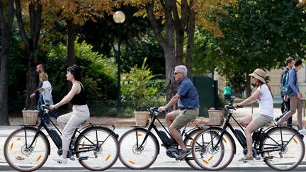 Des cyclistes photographiés à Paris le 16 septembre 2018. (FRANCOIS GUILLOT / AFP)