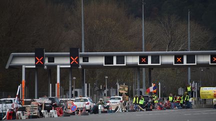 Des "gilets jaunes" protestent au péage de La Barque (Bouches-du-Rhône), le 9 décembre 2018. (SYLVAIN THOMAS / AFP)