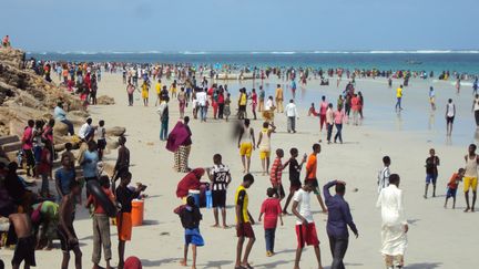 Des habitants de Mogadiscio sur la plage du Lido, dans la capitale somalienne, le 24 juillet 2015.&nbsp; (MOHAMED ODOWA / DPA)