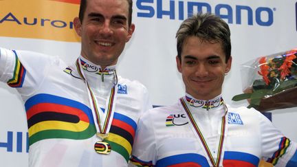 Robert Sassone (à droite), avec son coéquipier Jérôme Neuville sur le podium des championnats du monde de cyclisme sur piste en 2001.  (JOEL SAGET / AFP)