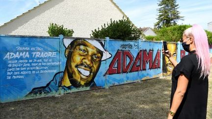 Une fresque représentant Adama Traoré, le 18 juillet 2020, à Beaumont-sur-Oise. (BERTRAND GUAY / AFP)