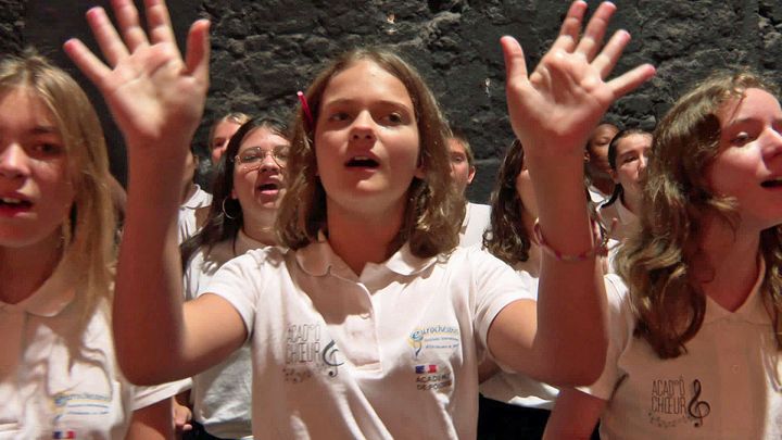 Les jeunes choristes répètent leur partition avant le grand concert de clôture (France 3 Nouvelle Aquitaine)