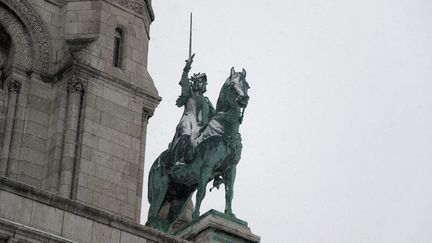 Une statue située sur l'esplanade du Sacré cœur à Paris est recouverte de&nbsp;blanc. (ZAKARIA ABDELKAFI / AFP)