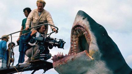 Steven Spielberg sur le tournage du film "LEs dents de la mer", 1975 (UNIVERSAL - ZANUCK-BROWN)