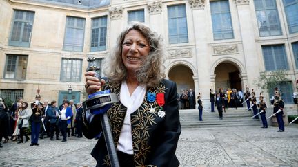 L'académicienne Barbara Cassin avec son "épée laser".&nbsp; (FRANCOIS GUILLOT / AFP)