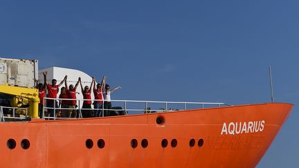 L'équipage de l'Aquarius manifeste sa joie lorsque le bateau reprend sa mission le 1er août 2018. (BORIS HORVAT / AFP)