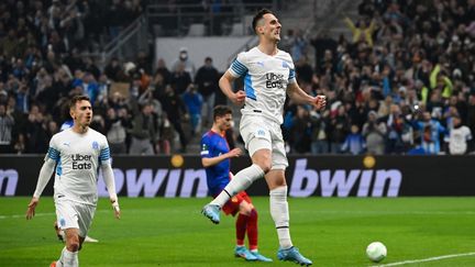 Arkadiusz Milik célèbre son but sur l'ouverture du score face au FC Bâle.&nbsp; (NICOLAS TUCAT / AFP)