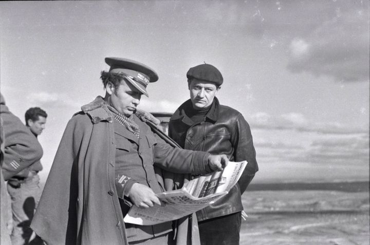 Robert Capa, Le général Enrique Líster et André Malraux (à droite), front catalan,
fin décembre 1938 – début janvier 1939
 (International Center of Photography / Magnum Photos – Coll. International Center of Photography)