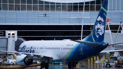 Un Boeing 737 MAX 9 de la compagnie Alaska Airlines, le 6 janvier 2024 à l’aéroport international de Seattle-Tacoma. (STEPHEN BRASHEAR / GETTY IMAGES NORTH AMERICA / AFP)