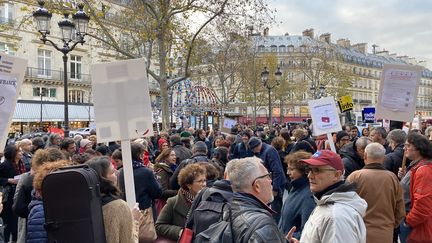 Des salariés de Radio France manifestent devant le ministère de la Culture, à Paris, le 29 novembre 2019. (VALERIA EMANUELE / RADIO FRANCE)