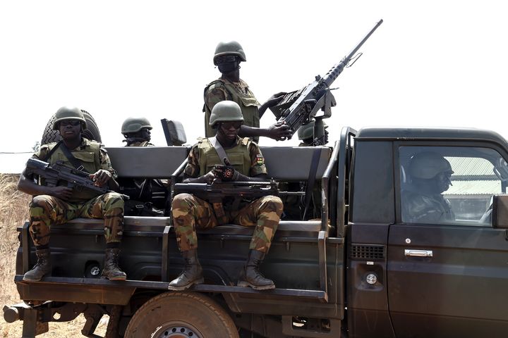 Militaires togolais déployés dans le village de&nbsp;Namoundjoga (nord du pays), le 17 février 2020 (PIUS UTOMI EKPEI / AFP)