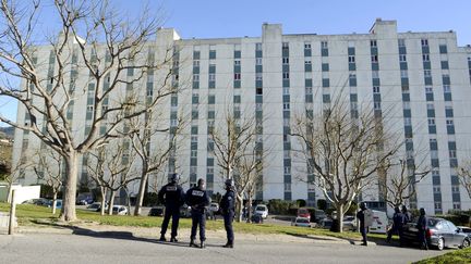 Des policiers patrouillent dans le quartier de la Savine, dans le 15e arrondissement de Marseille, le 10 janvier 2013. (MAXPPP)