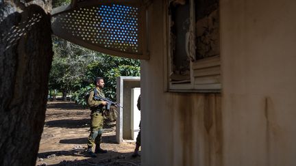 Un soldat au kibboutz Nir Oz, en Israël, le 30 octobre 2023. (DIMA VAZINOVICH / MIDDLE EAST IMAGES / AFP)