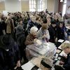 Des électeurs font la queue dans un bureau de vote à Caluire-et-Cuire, en banlieue de Lyon, pour la primaire à droite, le 20 novembre 2016. (MAXPPP)