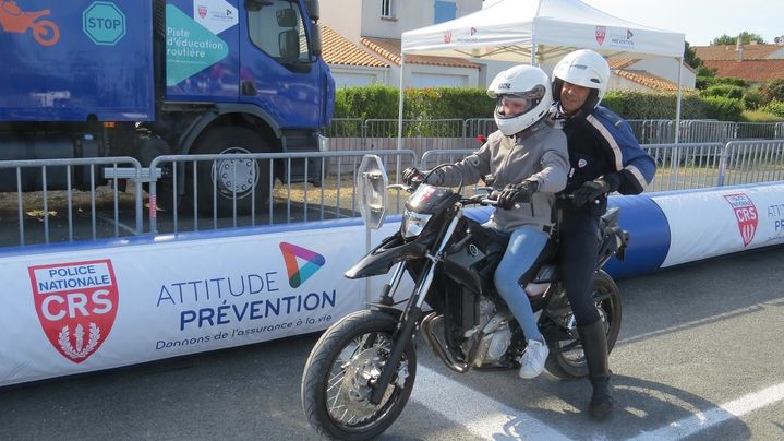 Vient ensuite le passage au guidon avec un policier en guide de passager. (ATTITUDE PREVENTION POUR FRANCE INFO)