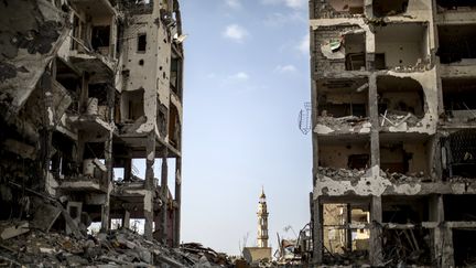 Dans le nord de la bande de Gaza, la mosqu&eacute;e de Beit Lahia n'a pas &eacute;t&eacute; &eacute;pargn&eacute;e par les bombardements. Mais son minaret est rest&eacute; debout, comme le montre cette photo prise le 3 ao&ucirc;t 2014. (MARCO LONGARI / AFP)