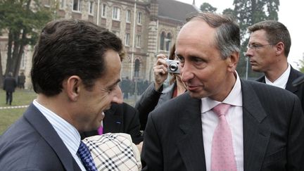 Nicolas Sarkozy et Philippe Courroye, le 7 octobre 2005 &agrave; Bi&egrave;vres (Essonne). (JACK GUEZ / AFP)