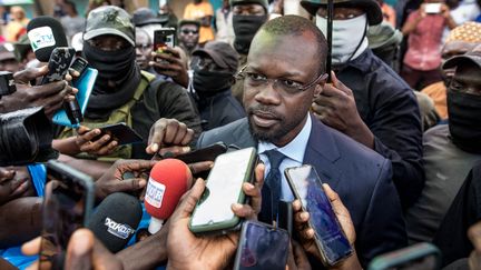 Ousmane Sonko, président du parti d'opposition Patriotes sénégalais pour le travail, l'éthique et la fraternité (PASTEF), fait une déclaration de presse à l'école fondamentale HLM de Ziguinchor (Sénégal), le 3 juillet 2022. (MUHAMADOU BITTAYE / AFP)