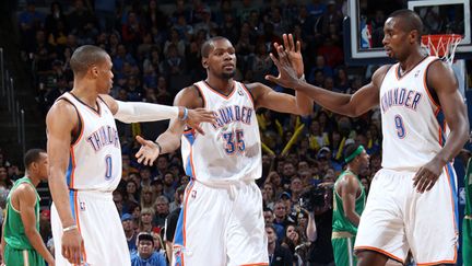 Russell Westbrook, Kevin Durant et Serge Ibaka  (LAYNE MURDOCH / NBAE / GETTY IMAGES)