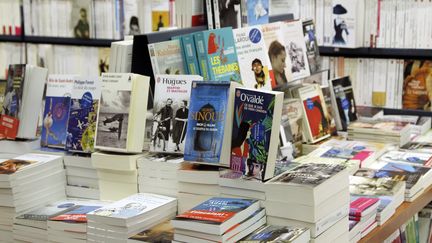 Des tables avec des livres dans une librairie parisienne en 2012 (FRANCOIS GUILLOT / AFP)