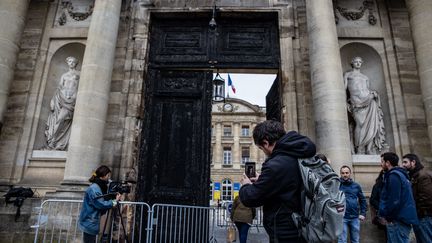 La porte de la mairie de Bordeaux a été incendiée jeudi 23 mars en marge d'un rassemblement contre la réforme des retraites. (THIERRY DAVID / MAXPPP)