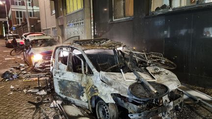 Une voiture a brûlé à Rotterdam (Pays-Bas) lors d'une manifestation, le 19 novembre 2021. (ANP MAG / AFP)