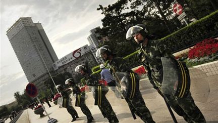 Policiers chinois dans les rues de Urumqi, capitale du Xinjiang, lors des émeutes de 2009 (AFP PHOTO/Peter PARKS)