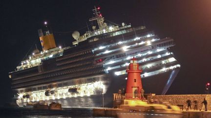 Quelques minutes apr&egrave;s avoir quitt&eacute; le port, le Costa Concordia heurte un rocher &agrave; seulement 150 m&egrave;tres des c&ocirc;tes. (GIORGIO FANCUILLI / AP / SIPA)