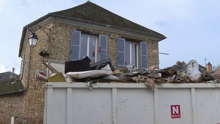 Après les inondations causées par la tempête Kirk, c'est maintenant l'heure de nettoyer et déblayer, notamment à Crécy-la-Chapelle (Seine-et-Marne). (France 2)