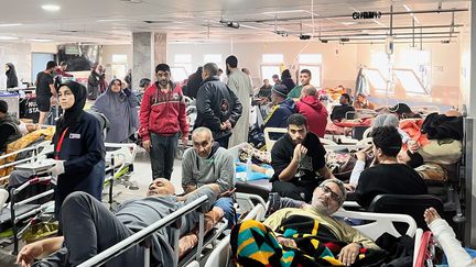 Cette photographie prise le 16 décembre 2023 et publiée le 27 décembre par l'Organisation mondiale de la Santé (OMS) montre des Palestiniens blessés attendant d'être soignés à l'hôpital al-Shifa dans la ville de Gaza. (AFP / Organisation mondiale de la Santé)