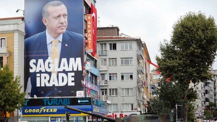 Le président Erdogan n'hésite pas à s'afficher sur les murs d'Istanbul lors d'une parade militaire en 2014. (OZAN KOSE / AFP)