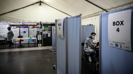 Le centre de vaccination contre le Covid-19 au stade Gerland à Lyon, le 27 novembre 2021. (JEFF PACHOUD / AFP)