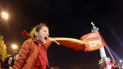 Une petite fille c&eacute;l&egrave;bre la victoire de Fran&ccedil;ois Hollande place de la Bastille &agrave; Paris. (FRANCOIS GUILLOT / AFP)