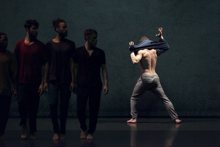 L'un des athlètes du spectacle "Näss" danse en solo, face au reste du groupe.&nbsp; (Charlotte Audureau)