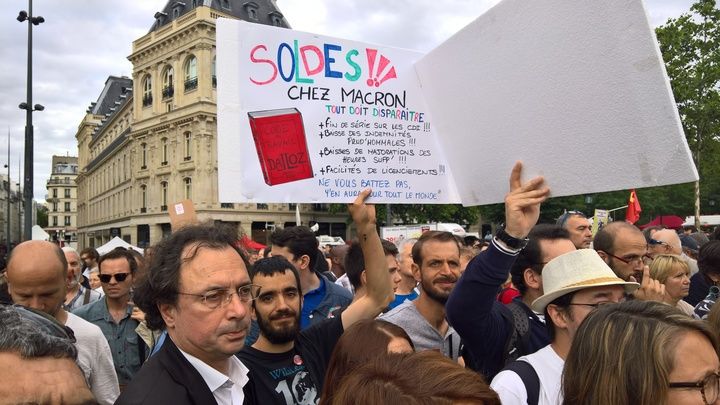 Un opposant au projet de réforme de la loi Travail assiste aux discours des parlementaires de La France insoumise, mercredi 12 juillet 2017, place de la République à Paris. (F. MAGNENOU / FRANCEINFO)