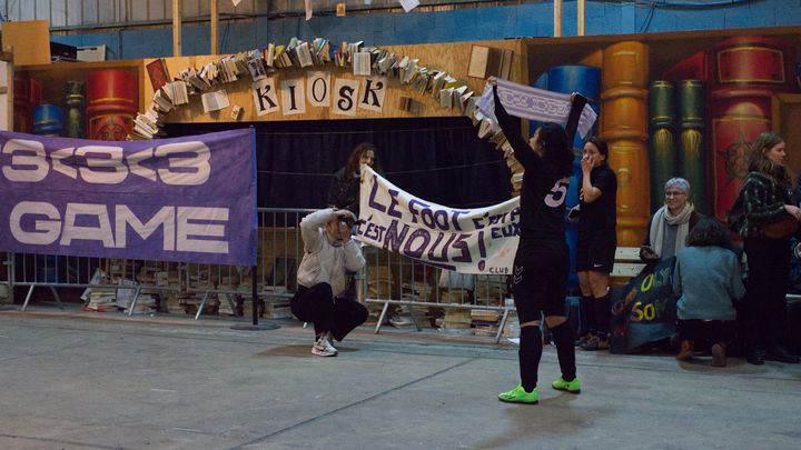 Soirée de match du tournoi "We Love that game", le 29 novembre 2022 à la Cité Fertile (93), en marge de la Coupe du monde au Qatar. (Léa Zoltobroda)