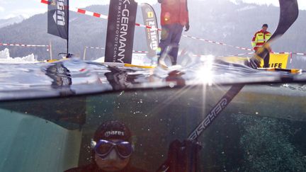 Un joueur de l'&eacute;quipe d'Allemagne de hockey sous glace lors d'un match au lac Weissensee (Autriche), le 17 f&eacute;vrier 2013. (MICHAEL DALDER / REUTERS)