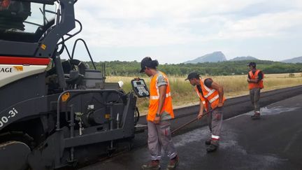 La société a mis au point une machine qui permet de fabriquer, sur place, un nouvel enrobé à partir de l'ancienne chaussée, recyclée et mélangée au liant végétal. (CLAIRE MOUTARDE / RADIO FRANCE)