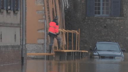 Dans le département de l'Yonne, les inondations se poursuivent ce jeudi 25 janvier. À Villeneuve-sur-Yonne, les habitants ne cachent pas leur inquiétude. (France 2)